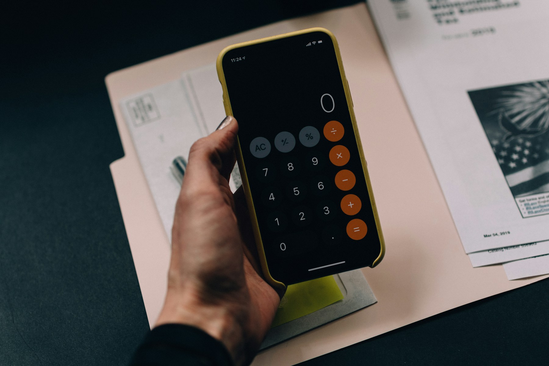Calculadora, computador e documentos financeiros