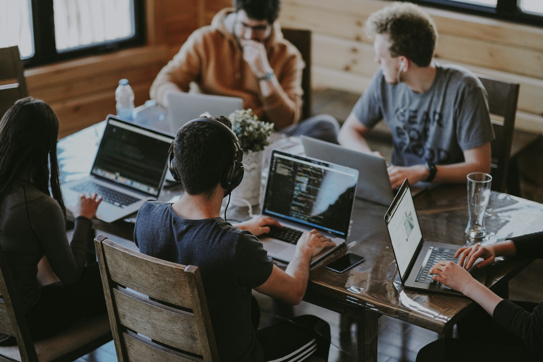 Jovens profissionais a colaborar num ambiente empresarial
