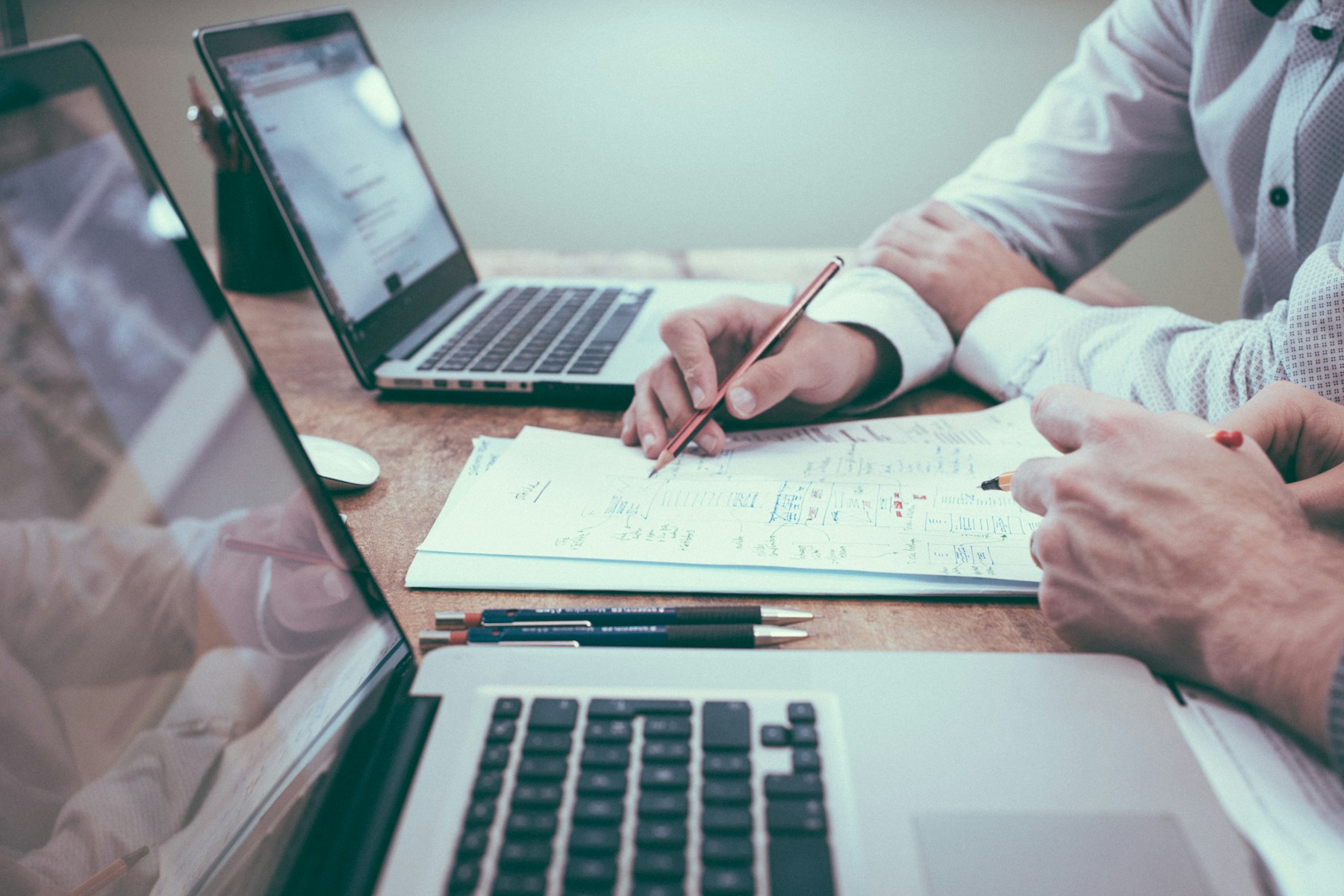 Profissionais a analisar indicadores financeiros num computador